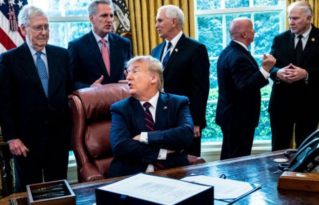 特朗普周五在白宮舉行的法案簽署儀式上。